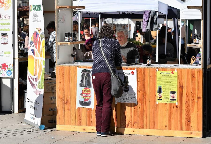 La plaza del Ayuntamiento de Valencia ha acogido este domingo la tercera edición del mercado de proximidad 'De l'Horta a la Plaça', en el que 55 productores y diez puestos de distribución han compartido el céntrico enclave de la ciudad con talleres, charlas y música. La propuesta de fomento de la producción agrícola de proximidad organizada por la Concejalía de Agricultura y Pueblos de Valencia arrancó a las 10 de la mañana con actividades divulgativas, culturales y lúdicas.