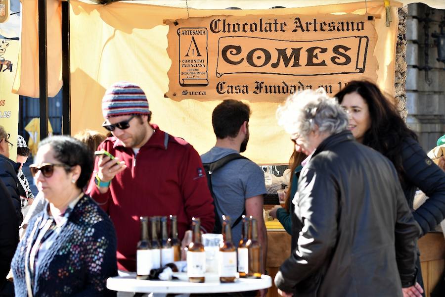 La plaza del Ayuntamiento de Valencia ha acogido este domingo la tercera edición del mercado de proximidad 'De l'Horta a la Plaça', en el que 55 productores y diez puestos de distribución han compartido el céntrico enclave de la ciudad con talleres, charlas y música. La propuesta de fomento de la producción agrícola de proximidad organizada por la Concejalía de Agricultura y Pueblos de Valencia arrancó a las 10 de la mañana con actividades divulgativas, culturales y lúdicas.