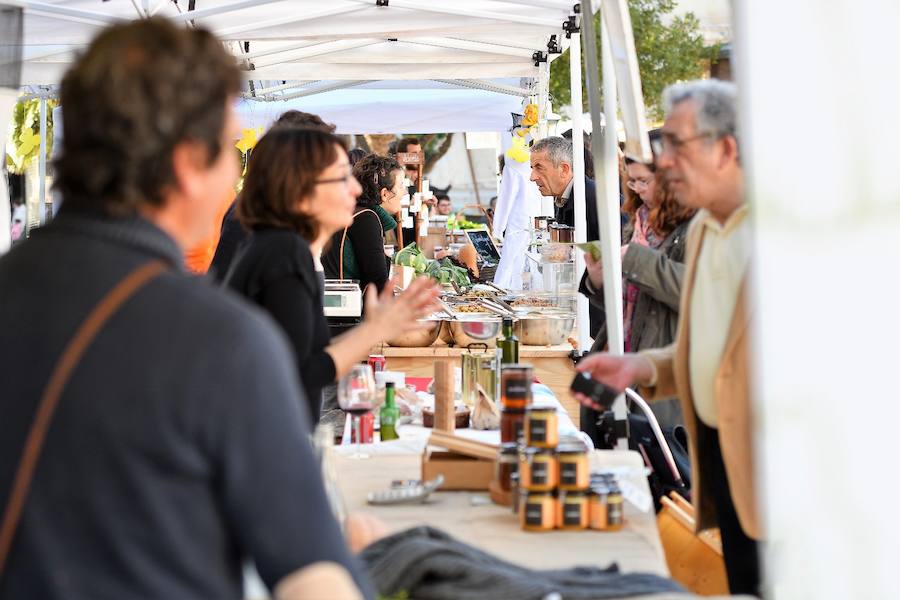 La plaza del Ayuntamiento de Valencia ha acogido este domingo la tercera edición del mercado de proximidad 'De l'Horta a la Plaça', en el que 55 productores y diez puestos de distribución han compartido el céntrico enclave de la ciudad con talleres, charlas y música. La propuesta de fomento de la producción agrícola de proximidad organizada por la Concejalía de Agricultura y Pueblos de Valencia arrancó a las 10 de la mañana con actividades divulgativas, culturales y lúdicas.