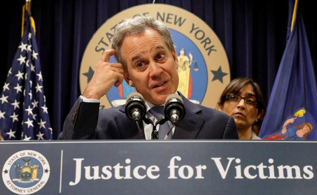 Schneiderman habla en una conferencia de prensa. 