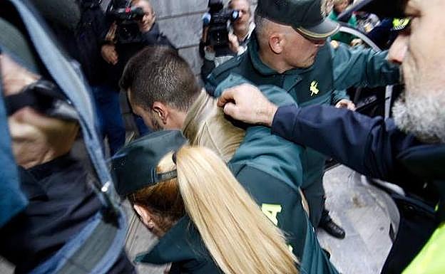 Uno de los acusados es escoltado hasta los juzgados. 