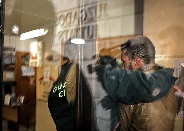 El conductor implicado en el atropello mortal de Andrea Mengual, ayer, en el juzgado de Sueca. 