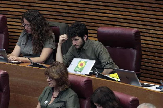 Antonio Estañ, portavoz de Podemos, junto a la diputada Beatriz Gascó en un pleno de Les Corts. 