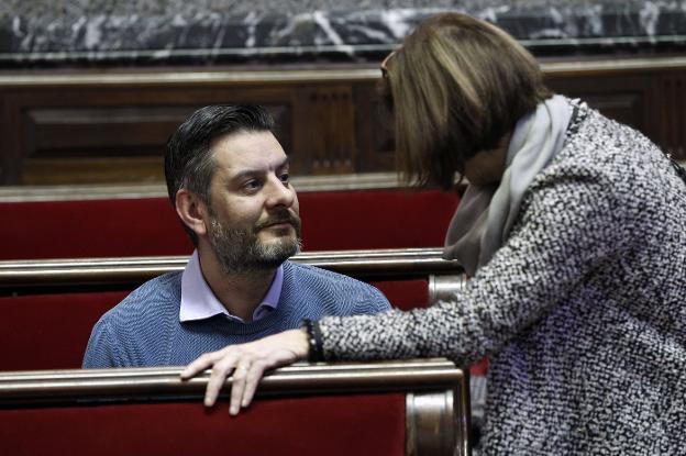 El concejal Carlos Galiana, en el hemiciclo junto a la socialista Maite Girau. 