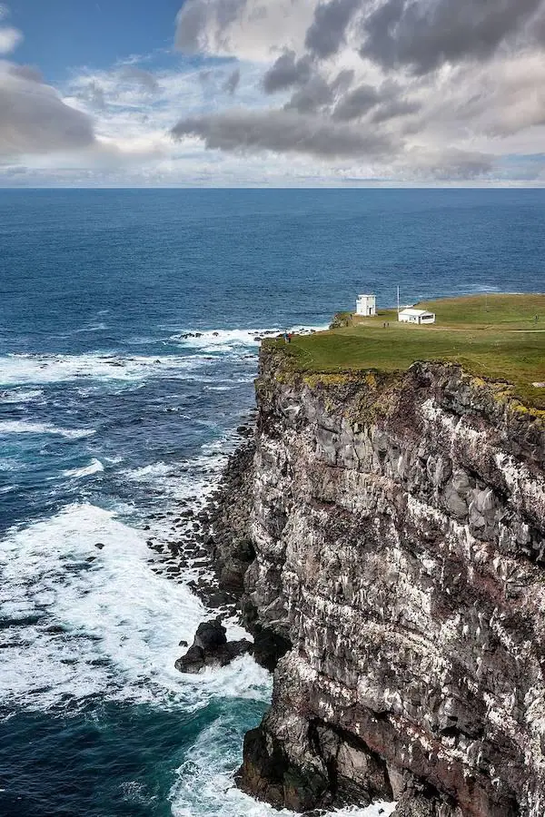 El gigantesco acantilado de Látrabjar se ubica en la península Isafjördur (Islandia), la gran desconocida y uno de los lugares más occidentales de toda Europa. Debido a sus dimensiones, es el hogar de millones de aves, sobre todo de los frailecillos.