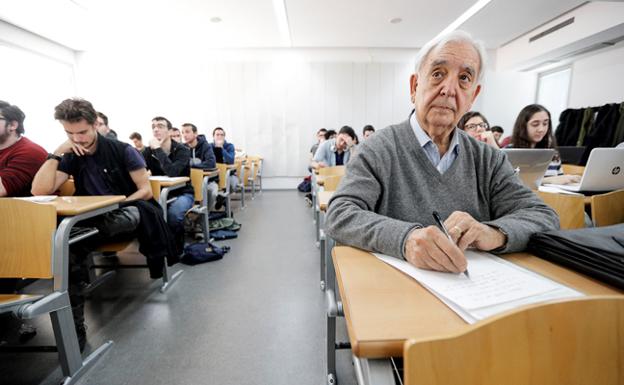 Miguel, tomando apuntes a mano, en una clase del grado en Historia.