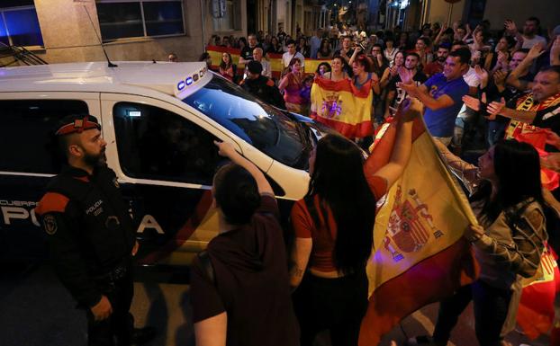 Mossos d´Esquadra ante ciudadanos que han acudido a apoyar a los agentes de la policía nacional alojados en Pineda del Mar. 