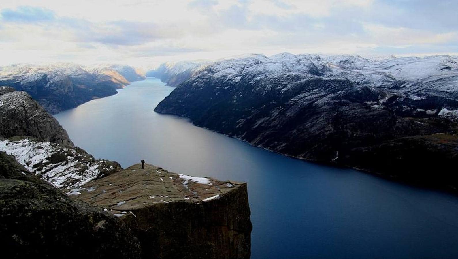 Conocido como Preikestolen o Pulpit Rock. Es el acantilado más famoso de Noruega y está situado en la costa sudoeste de Noruega.