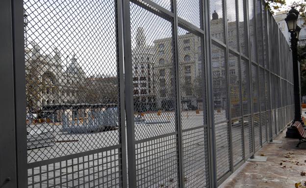 Colocada la valla de seguridad para las mascletaes en la plaza del Ayuntamiento