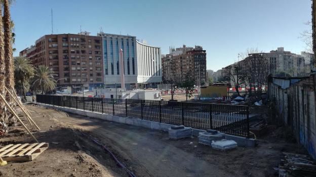 Primer tramo del cerramiento del parque, recayente a la plaza Manuel Sanchis Guarner. 