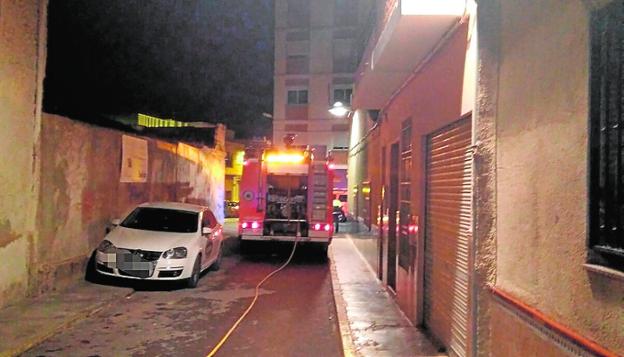 El camión de bomberos, en la calle Manises. 