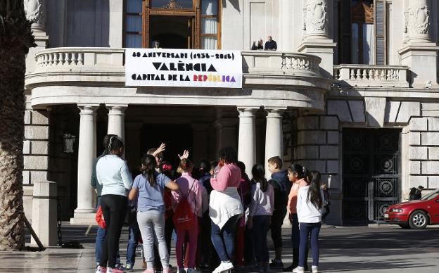 Una de las pancartas colgadas en el balcón. 