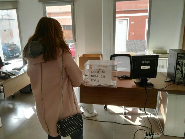 Una joven vota en Palma. 
