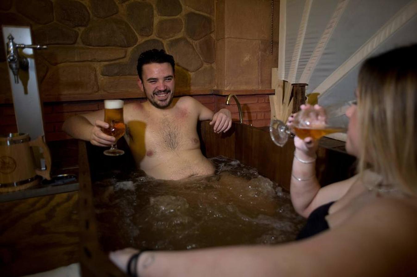 Granada acaba de inaugurar el primer spa de cerveza que se crea en España. Este nuevo concepto de balneario permite al visitante disfrutar de una 'birra' y una tapa tradicional mientras cuida su cuerpo. En las instalaciones es posible recibir masajes y tratamientos de relajación y belleza dentro de la misma línea de productos. 