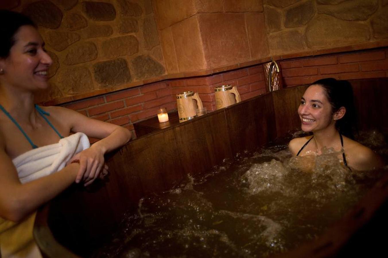 Granada acaba de inaugurar el primer spa de cerveza que se crea en España. Este nuevo concepto de balneario permite al visitante disfrutar de una 'birra' y una tapa tradicional mientras cuida su cuerpo. En las instalaciones es posible recibir masajes y tratamientos de relajación y belleza dentro de la misma línea de productos. 