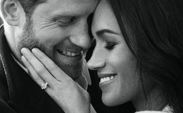 Imagen del posado oficial de Meghan Markle y el Príncipe Harry. 