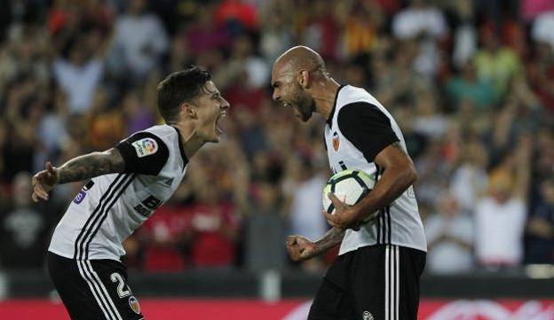 Santi Mina y Zaza celebran un gol en Mestalla 