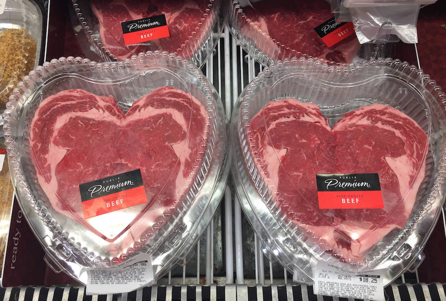 Las muestras de cariño recorren cada rincón del planeta. Besos robados, pedidas de matrimonio a los pies de la Torre Eiffel y decenas de bodas masivas en India, Filipinas y Tailandia. Hoy, como cada 14 de febrero, el mundo se ha rendido al amor.