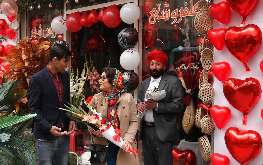 Las muestras de cariño recorren cada rincón del planeta. Besos robados, pedidas de matrimonio a los pies de la Torre Eiffel y decenas de bodas masivas en India, Filipinas y Tailandia. Hoy, como cada 14 de febrero, el mundo se ha rendido al amor.