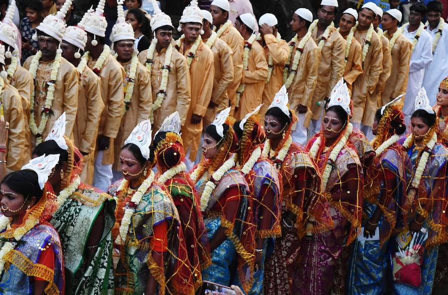 Las muestras de cariño recorren cada rincón del planeta. Besos robados, pedidas de matrimonio a los pies de la Torre Eiffel y decenas de bodas masivas en India, Filipinas y Tailandia. Hoy, como cada 14 de febrero, el mundo se ha rendido al amor.