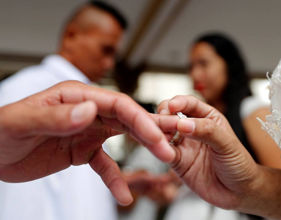 Las muestras de cariño recorren cada rincón del planeta. Besos robados, pedidas de matrimonio a los pies de la Torre Eiffel y decenas de bodas masivas en India, Filipinas y Tailandia. Hoy, como cada 14 de febrero, el mundo se ha rendido al amor.
