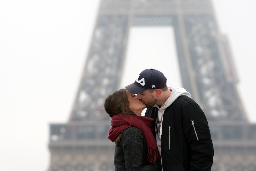 Las muestras de cariño recorren cada rincón del planeta. Besos robados, pedidas de matrimonio a los pies de la Torre Eiffel y decenas de bodas masivas en India, Filipinas y Tailandia. Hoy, como cada 14 de febrero, el mundo se ha rendido al amor.