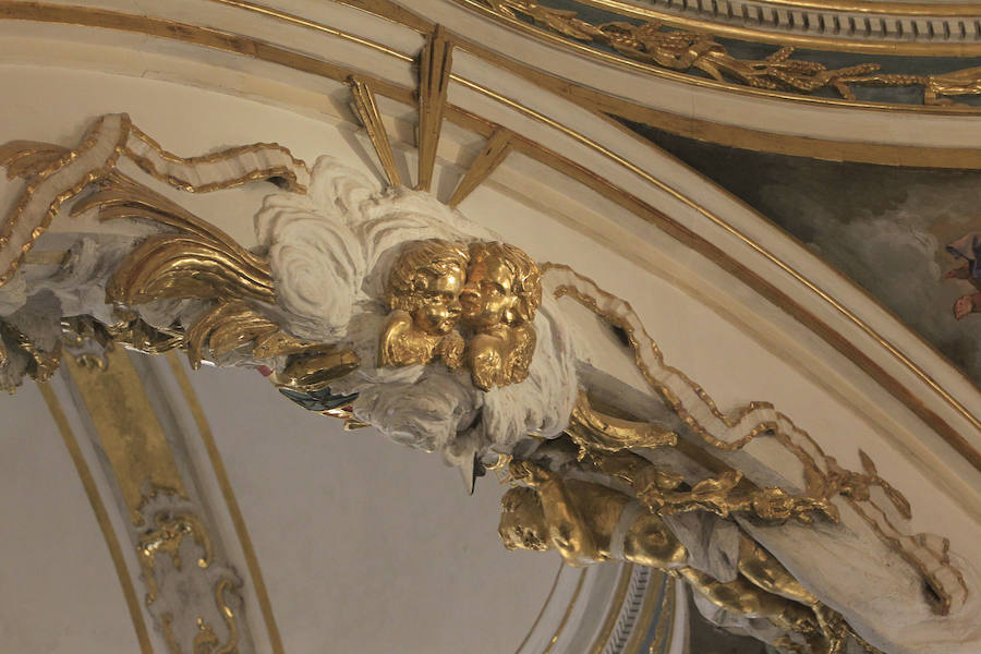 La iglesia de San Nicolás, considerada "la Capilla Sixtina valenciana" tras su recuperación pictórica y estructural de los últimos años, luce ya la restauración y el reagrupamiento cronológico también de su Capilla de la Comunión, una obra del siglo XVIII que arrastraba décadas de deterioro. Los trabajos de restauración de la capilla han concluido tras nueve meses y una inversión de un millón de euros financiados por la Fundación Hortensia Herrero, que lleva invertidos ya 5,5 millones en los últimos seis años en esta iglesia. La Capilla de la Comunión data de 1760 y aunque ha sido restaurada a principios del siglo XX, era "evidente su deterioro progresivo desde los años 30" y en ella pueden verse dos cúpulas sucesivas, "algo que no sucede en ninguna otra capilla valenciana". 