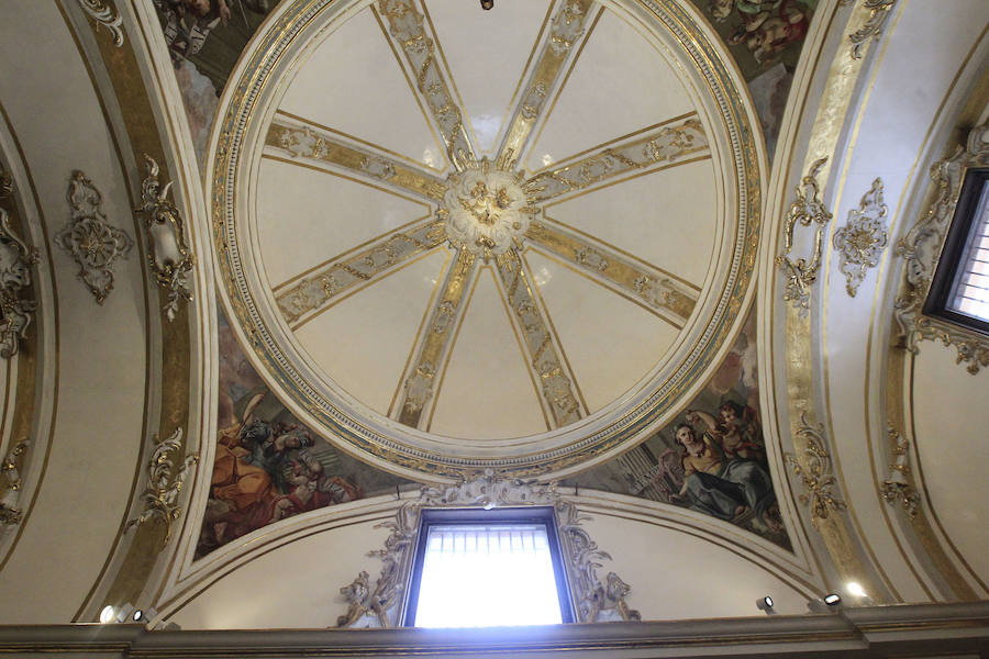 La iglesia de San Nicolás, considerada "la Capilla Sixtina valenciana" tras su recuperación pictórica y estructural de los últimos años, luce ya la restauración y el reagrupamiento cronológico también de su Capilla de la Comunión, una obra del siglo XVIII que arrastraba décadas de deterioro. Los trabajos de restauración de la capilla han concluido tras nueve meses y una inversión de un millón de euros financiados por la Fundación Hortensia Herrero, que lleva invertidos ya 5,5 millones en los últimos seis años en esta iglesia. La Capilla de la Comunión data de 1760 y aunque ha sido restaurada a principios del siglo XX, era "evidente su deterioro progresivo desde los años 30" y en ella pueden verse dos cúpulas sucesivas, "algo que no sucede en ninguna otra capilla valenciana". 