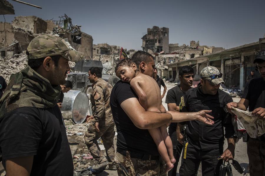 Un niño en brazos de un hombre en Mosul (Irak).