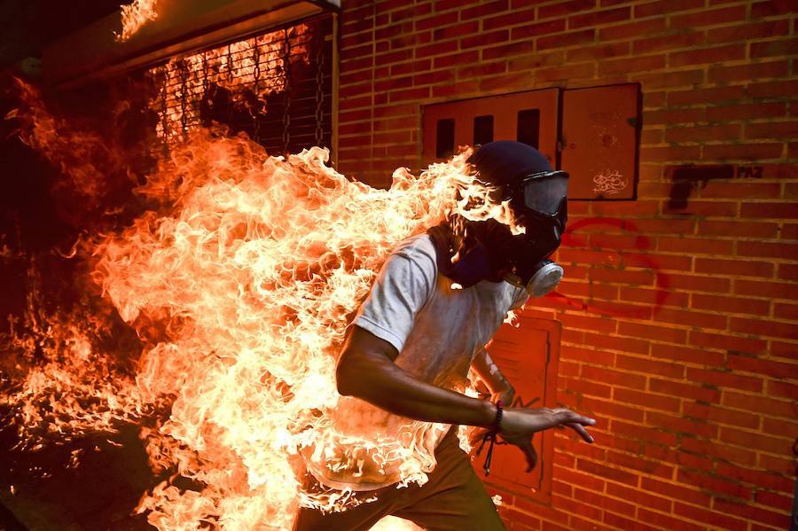 Un manifestante en llamas durante los enfrentamientos con la policía antidisturbios en una protesta contra el presidente venezolano, Nicolás Maduro.