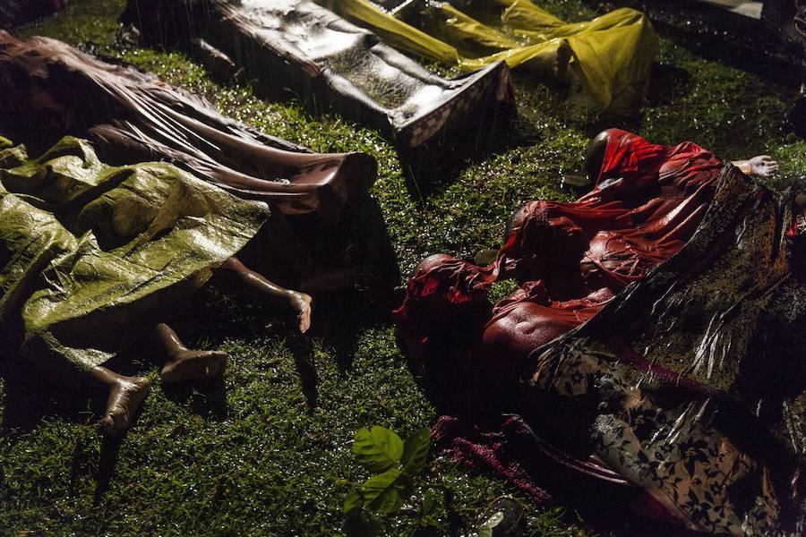 Cuerpos sin vida de unos niños y refugiados Rohinyá en una playa en Cox Bazar (Bangladesh) después de que su barco naufragase mientras huían de Birmania.