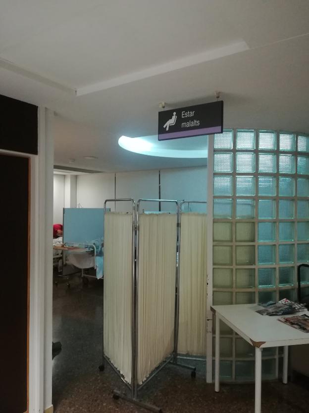 El colapso del Clínico obliga a instalar camas en varias salas de estar