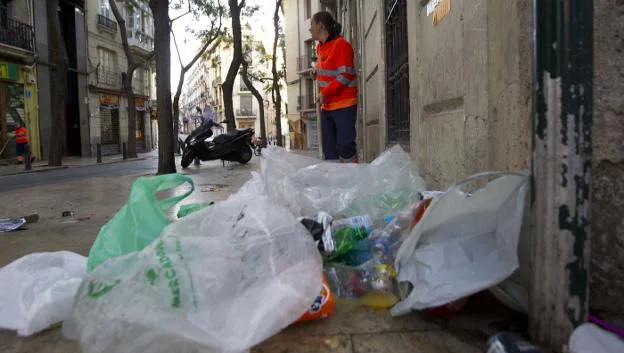 Restos de botellón en una calle del Carmen. 