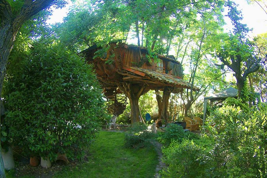 La casita del árbol. Ubicada en el municipio de Fuentes (Cuenca), se construyó artesanalmente sobre dos centenarios olmos y en su exterior se puede contemplar una zona ajardinada y repleta de esculturas de arte hechas con materiales naturales.