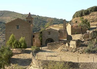 Imagen secundaria 1 - 1. Vistas del castillo de La Todolella. 2. Sarañana, aldea medieval que pertenece a La Todolella. En el centro, el mini ayuntamiento visitable. 3. Bailarines representando la danza guerrera de La Todolella frente al castillo, símbolo de la localidad castellonense.