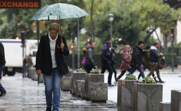 Persona paseando por la calle de la Paz de Valencia.