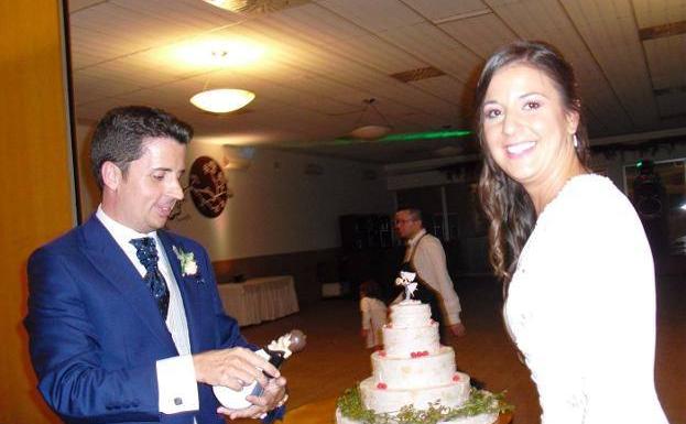 Maje, con su marido, el día de su boda. 