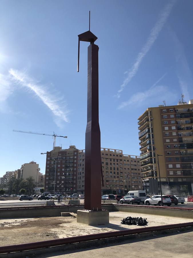 La popular Pantera Rosa, la fuente ubicada en la calle Filipinas de Valencia y obra de Miquel Navarro, es desde ayer la 'Pantera Roja'. Han finalizado los trabajos para pintarla y ya luce su nuevo color: un rojo oscuro casi granate muy similar al original, que nada tiene que ver con el rosa pálido y desgastado de los últimos años