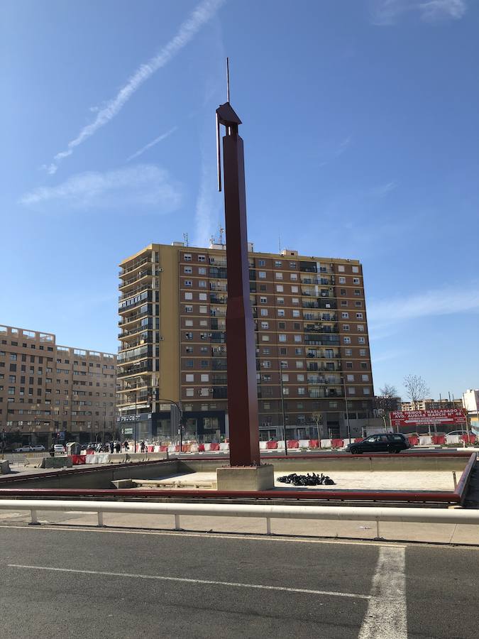 La popular Pantera Rosa, la fuente ubicada en la calle Filipinas de Valencia y obra de Miquel Navarro, es desde ayer la 'Pantera Roja'. Han finalizado los trabajos para pintarla y ya luce su nuevo color: un rojo oscuro casi granate muy similar al original, que nada tiene que ver con el rosa pálido y desgastado de los últimos años