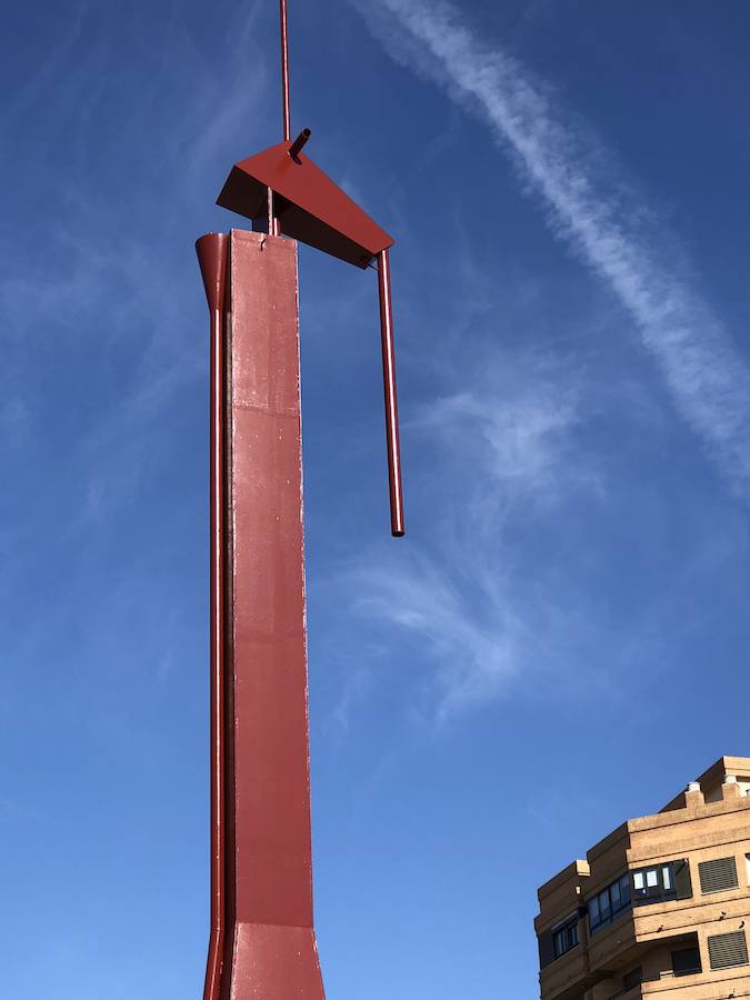 La popular Pantera Rosa, la fuente ubicada en la calle Filipinas de Valencia y obra de Miquel Navarro, es desde ayer la 'Pantera Roja'. Han finalizado los trabajos para pintarla y ya luce su nuevo color: un rojo oscuro casi granate muy similar al original, que nada tiene que ver con el rosa pálido y desgastado de los últimos años