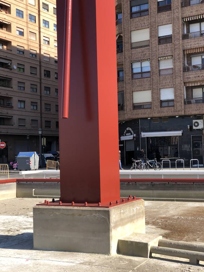 La popular Pantera Rosa, la fuente ubicada en la calle Filipinas de Valencia y obra de Miquel Navarro, es desde ayer la 'Pantera Roja'. Han finalizado los trabajos para pintarla y ya luce su nuevo color: un rojo oscuro casi granate muy similar al original, que nada tiene que ver con el rosa pálido y desgastado de los últimos años