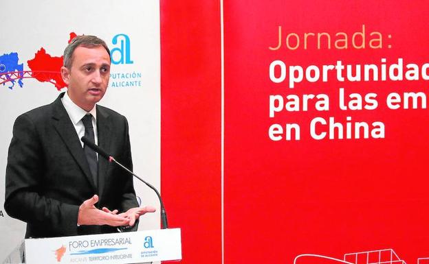 El presidente de la Diputación de Alicante, César Sánchez,en la inauguración del foro de empresarios.