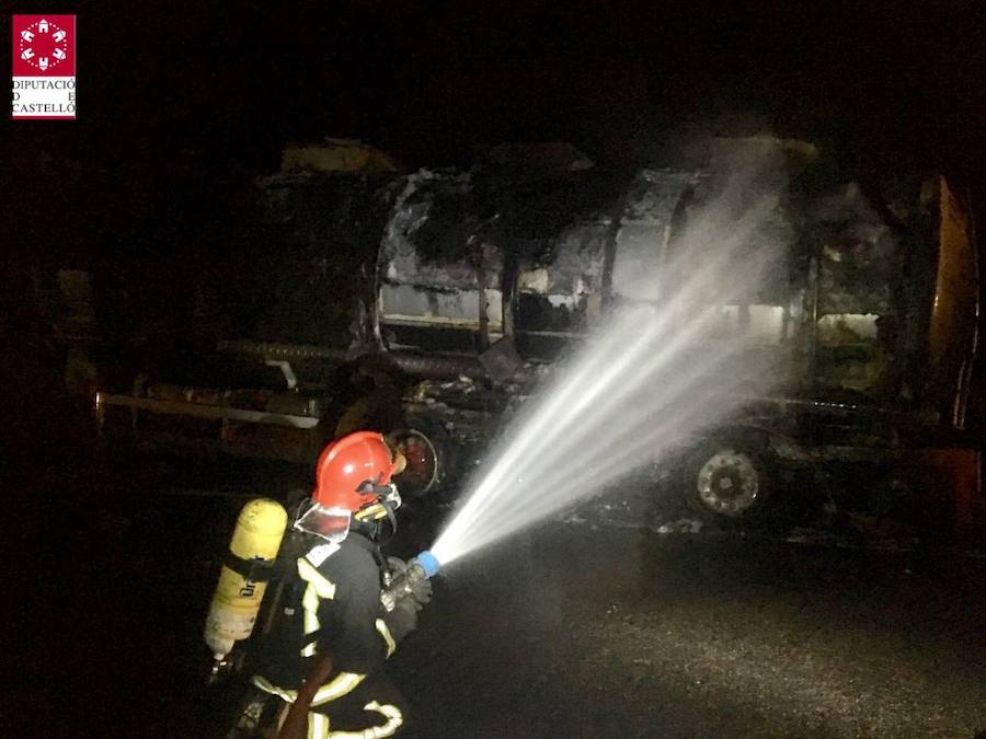 Fotos del incendio del camión que ha obligado a cortar la AP-7