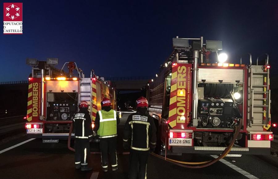 Fotos del incendio del camión que ha obligado a cortar la AP-7