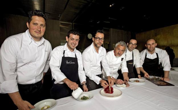 Cocineros ganadores de estrellas Michelín durante un acto de presentación de la gastronomía valenciana celebrado en el Museo del Traje de Madrid. 