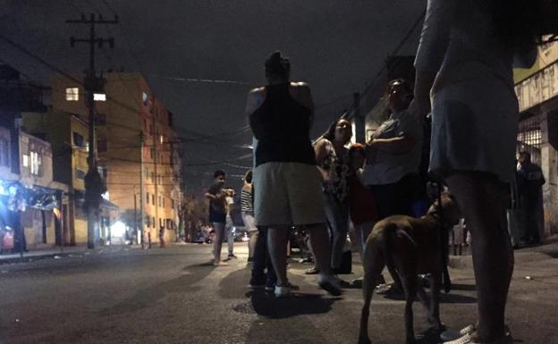 Vecinos salen a la calle tras el último temblor.