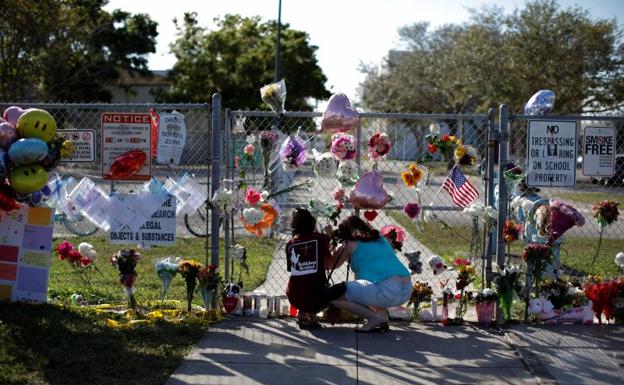 Homenaje a las víctimas en Parkland.