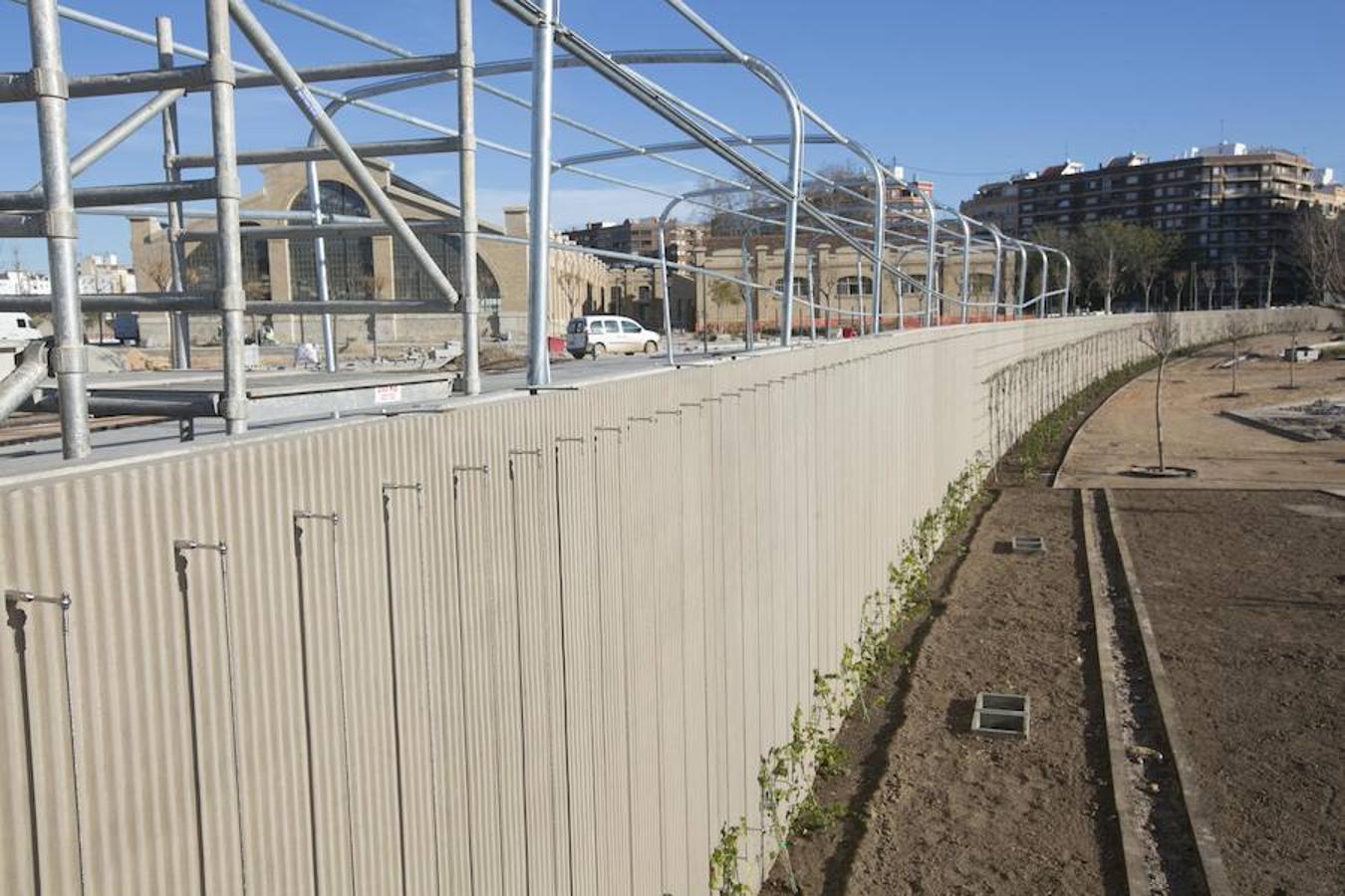 Los muros están llenos de guías para plantas.