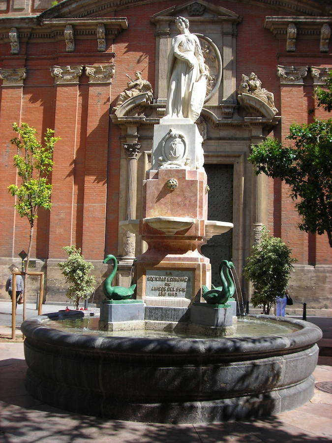 7.- Fuente de los patos | Se trata de una fuente histórica, construida en 1853 y financiada por la Sociedad Económica de Amigos del País para dotar de agua potable a esa zona de la ciudad. Aunque no es la fuente más antigua de Valencia, sí que es una de las más arcaicas de las que se incorporaron al abastecimiento de agua potable, en el siglo XIX. Esta fuente se une a la larga lista de bebederos que posee la ciudad. 