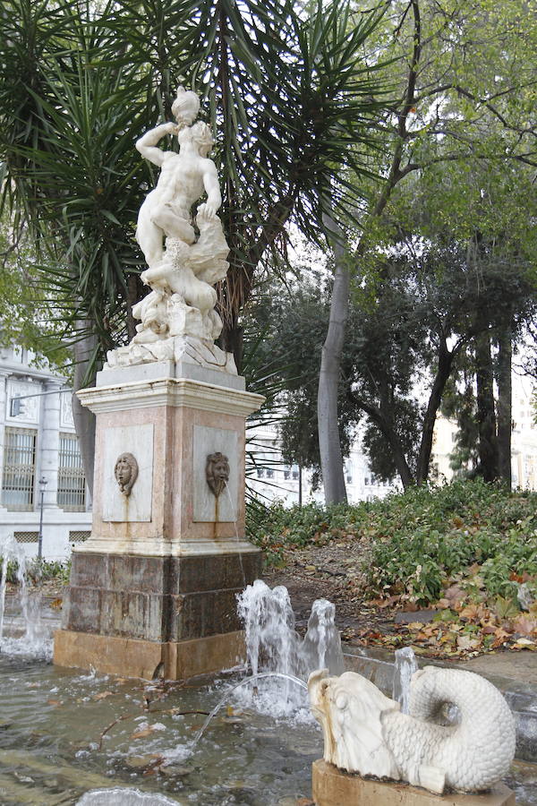 Fuente del dios Tritón (Jardines de La Glorieta) | El personaje central de la fuente es el dios Tritón, realizado en mármol blanco. Esta imagen se levanta sobre rocallas y sobre la figura de un niño al que, además, acompañan otros seres de la mitólogia griega. El conjunto se completa con una gran caracola por la que el dios Tritón sopla y por la que sale un chorro de agua.